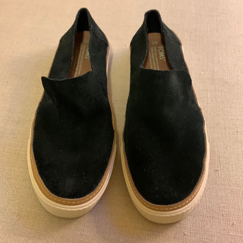 Tom’s slip on tennis shoes